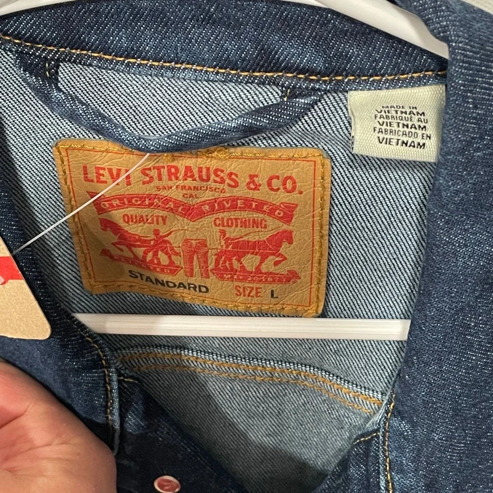 Levis Mens Standard Trucker‎ Jacket Dark Wash Denim Blue Size L NWT - Picture 2 of 11